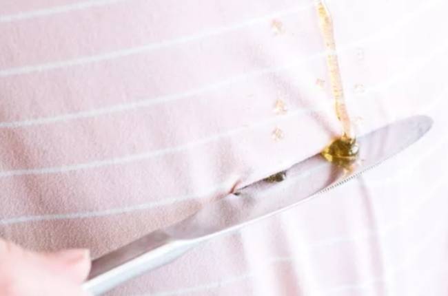 Як позбутися липких плям від меду та сиропу