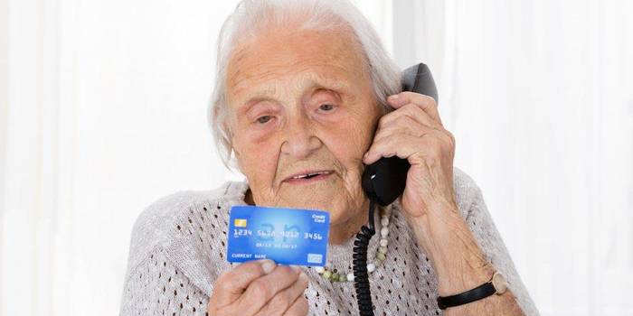 Пенсионерка с банковской картой