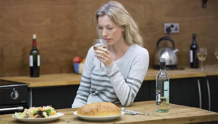 Женщина выпивает в одиночестве 