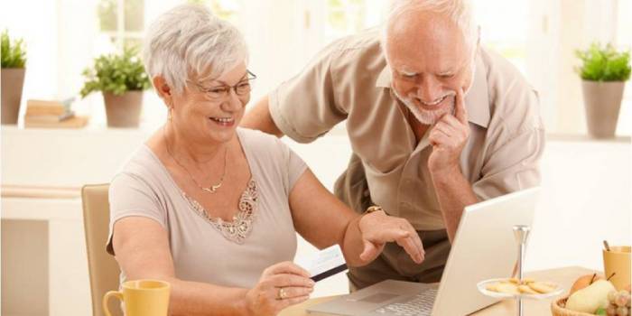 Пенсионеры с ноутбуком