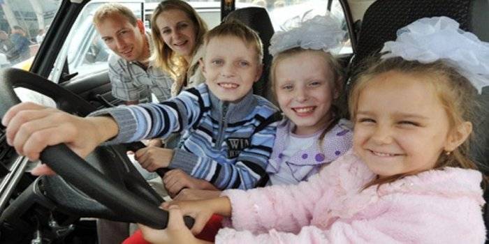 Многодетная семья в машине