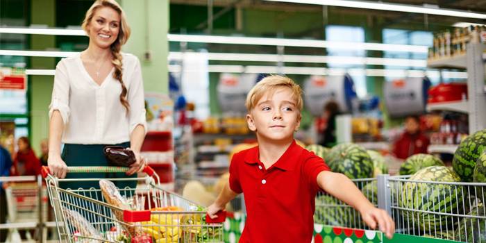 Мама с ребенком в супермаркете