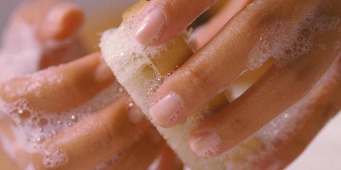 Очищение рук под ногтями