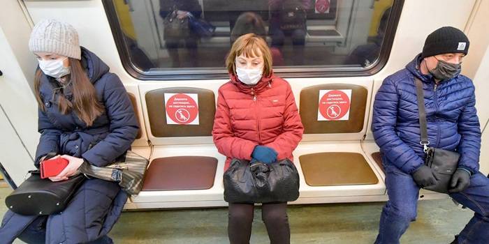 Люди в защитных масках в метро