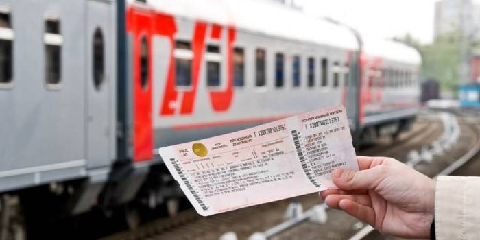 Девушка держит билет на поезд