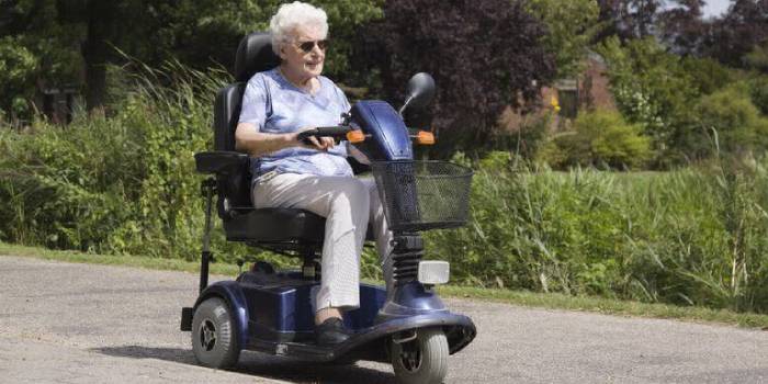 Пожилая женщина на скутере