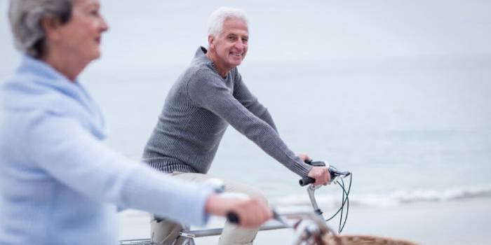 Пара пенсионеров на велосипедах
