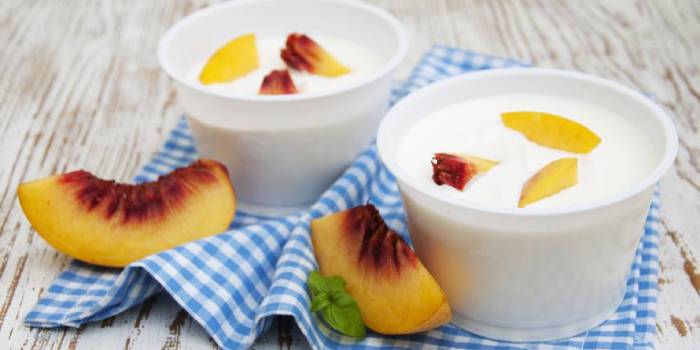 Йогурт с персиками