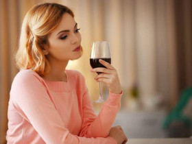 Как определить, что женщина любит выпить