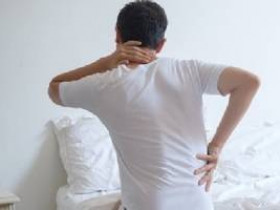 Лучшие положения для сна при боли в спине, шее