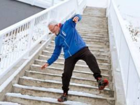 Как пожилым людям предупредить падения, улучшить баланс