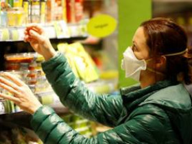 Необычный способ защиты от коронавируса в супермаркете