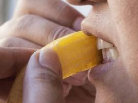 Преимущества банановой кожуры при отбеливании зубов