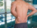 Может ли плавание усугубить боль в спине