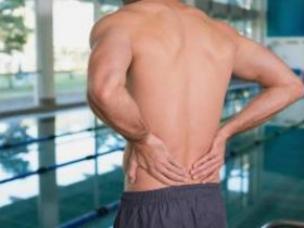Может ли плавание усугубить боль в спине