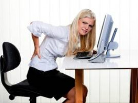 Как правильно сидеть за столом, чтобы не болела спина