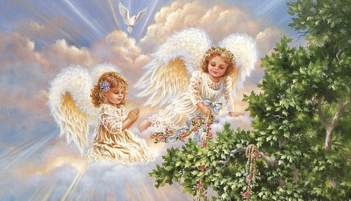 Ангелы летают возле дерева
