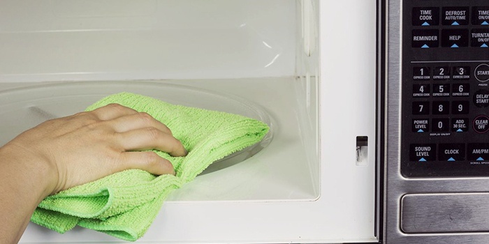 Хозяйка чистит микроволновку в домашних условиях