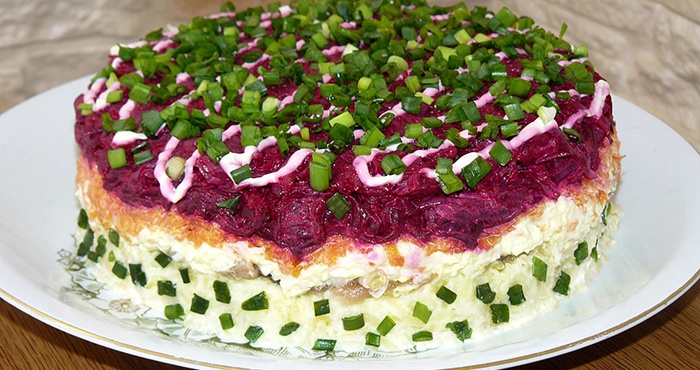 Вкусный слоеный салат со свеклой