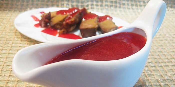 Скандинавский соус из брусники для мяса