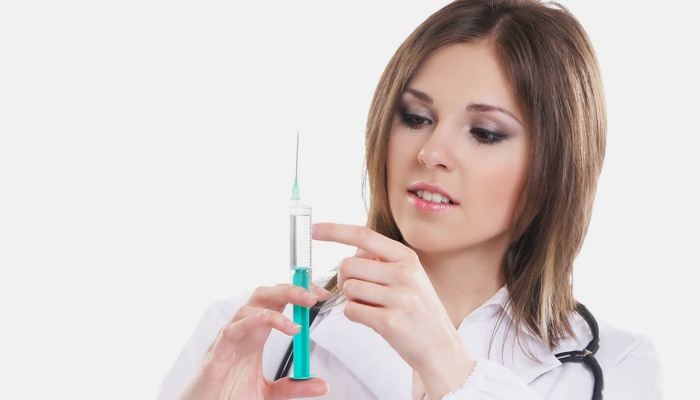 Медсестра подготавливает вакцину