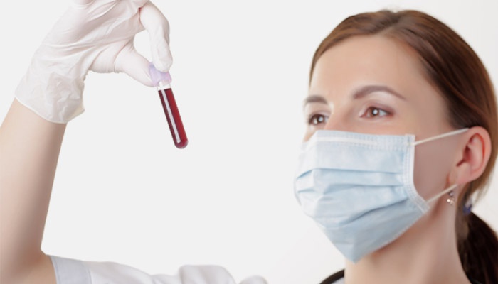 Лаборант изучает анализ крови