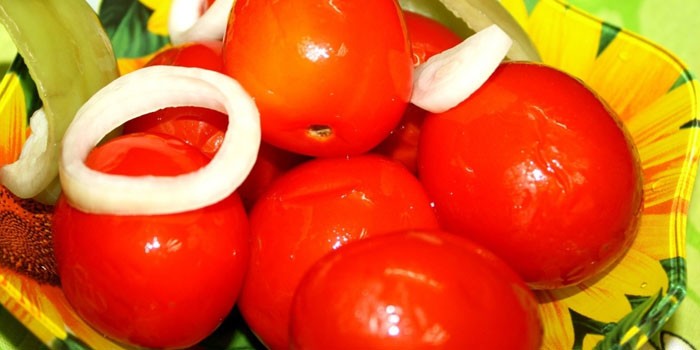 Готовые малосольные помидоры с луком и хреном