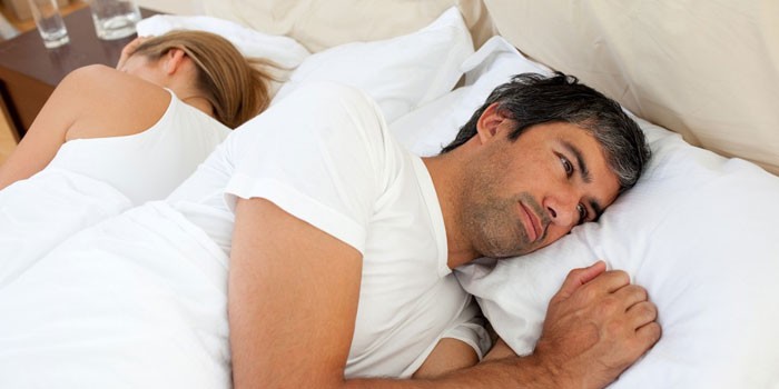 Мужчина и женщина лежат в кровати