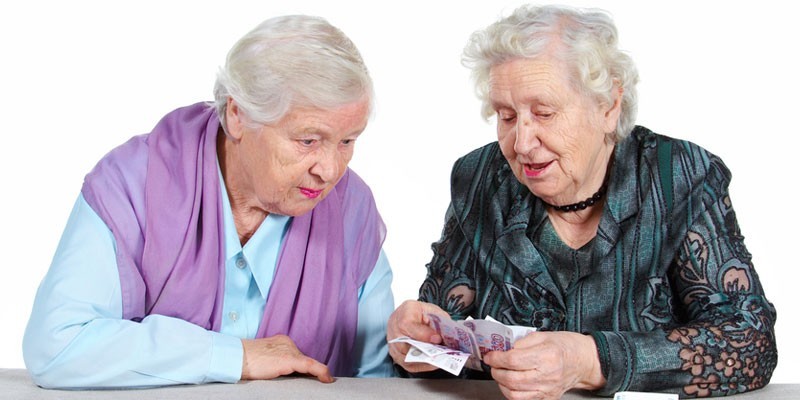 Пожилые женщины считают деньги