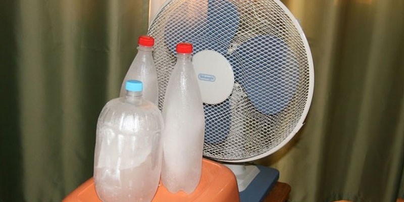 Вентилятор и бутылки со льдом