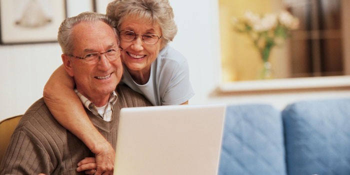 Пожилая пара за ноутбуком