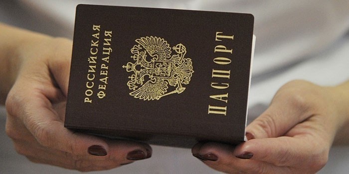 Паспорт гражданина РФ в руках у женщины