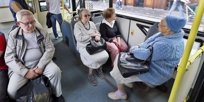 Люди в общественном транспорте