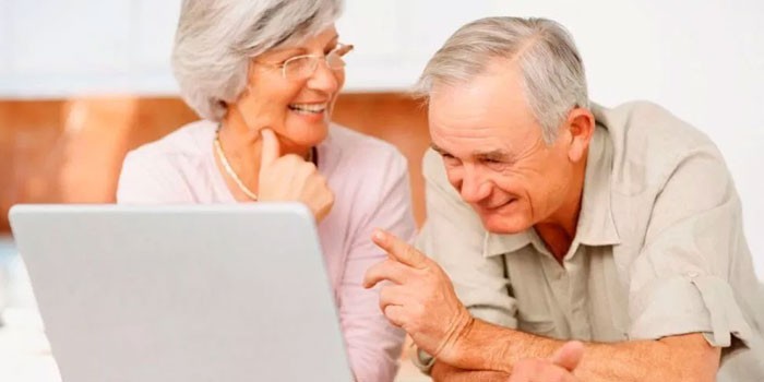 Пожилые люди за ноутбуком