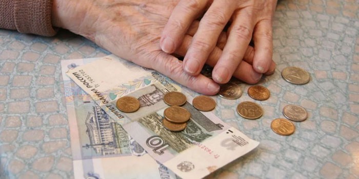 Руки пенсионера и деньги