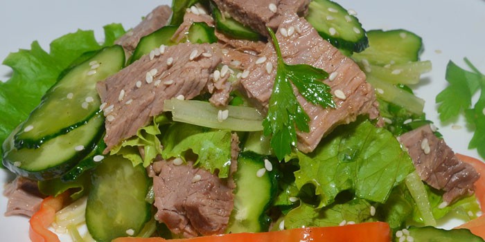 Диетический салат с говядиной