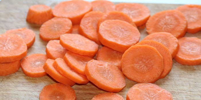 Нарезанная кружочками морковь