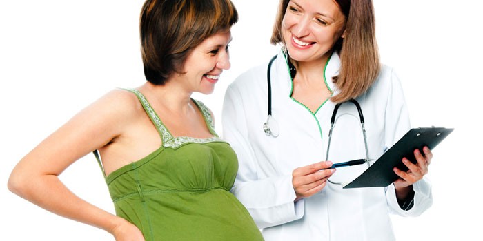 Беременная женщина и врач