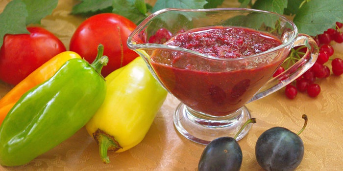 Осетинский соус, овощи и ягоды