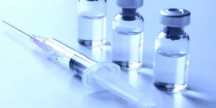 Вакцина в ампулах и шприц
