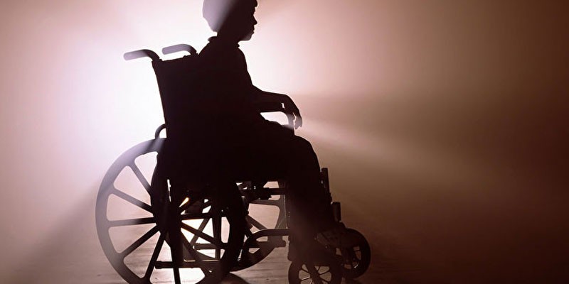 Мальчик в инвалидном кресле
