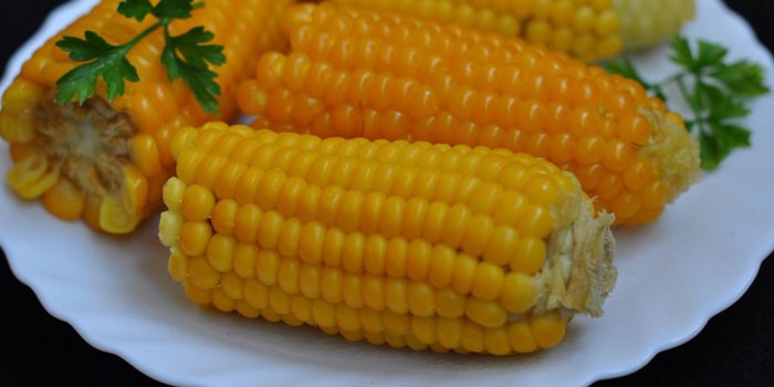 Варёная молодая кукуруза на тарелке