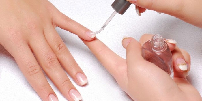 Нанесение покрытия на ногти на руке