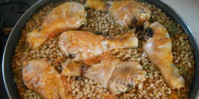 Приготовленная в духовке гречневая каша с куриными голенями