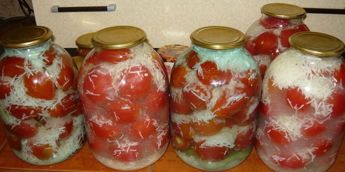 Маринованные томаты с чесноком в банках