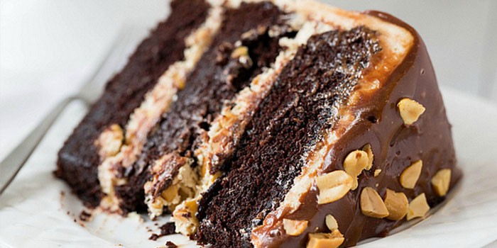 Кусочек шоколадного торта Сникерс