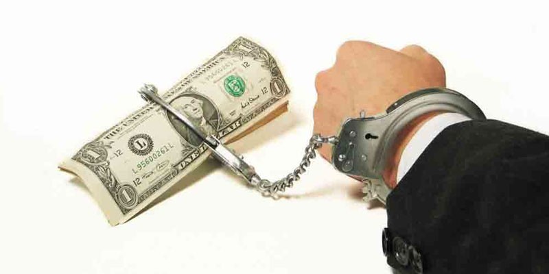 Человек пристегнут наручниками к деньгам