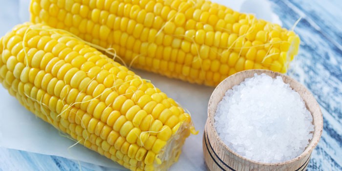 Вареная кукуруза и соль
