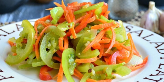 Салат из зеленых помидоров с морковью