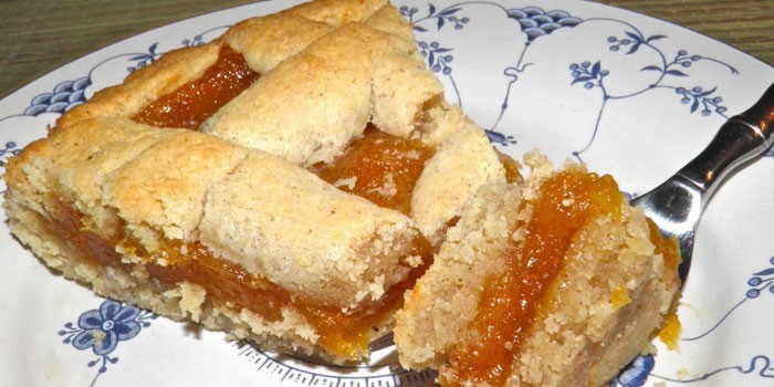 Кусочек пирога с абрикосовым джемом